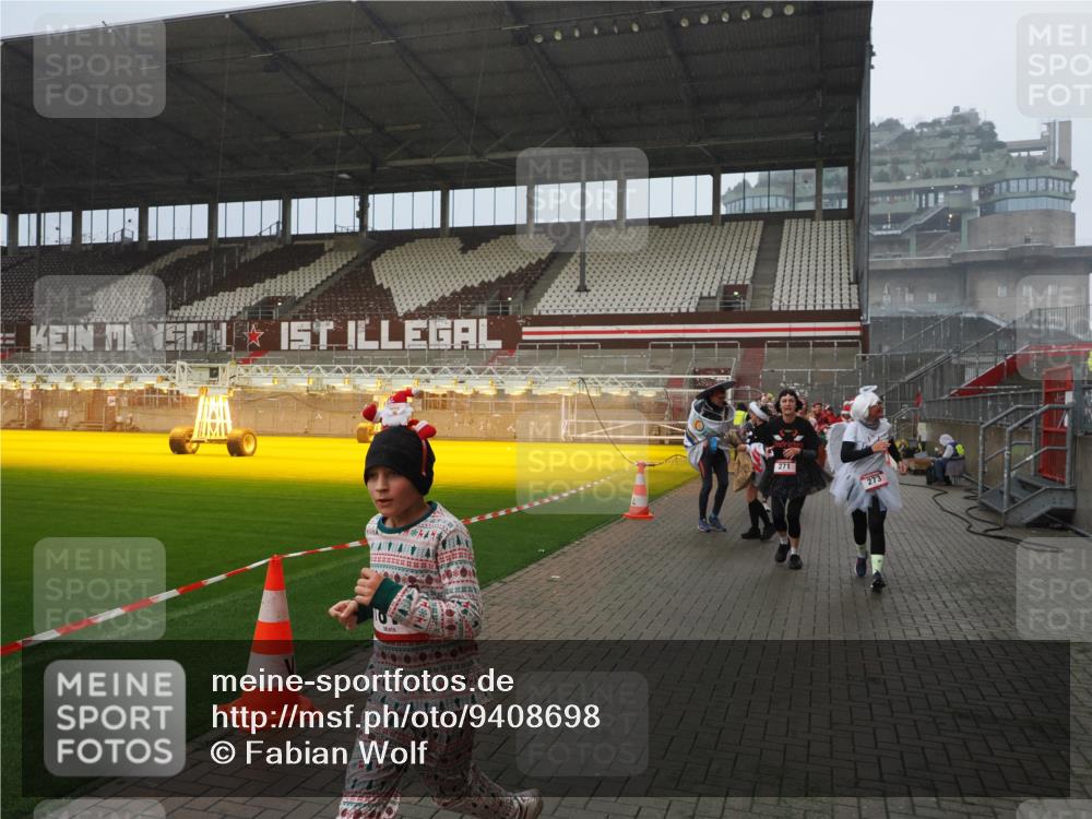 07.12.2025 - St. Pauli X-Mass-Run No. 15 Fabian Wolf http://msf.ph/oto/9408698 07.12.2025 11:07:47 Ziel 77, 271, 273, 286, 293, 315, 332, 377, 389, 397, 623, 1235, 1378, 1381, 1382, 1383, 1439, 1441, 1460, 1509, 1812, 1824, 1866, 1910, 2693 meine-sportfotos.de