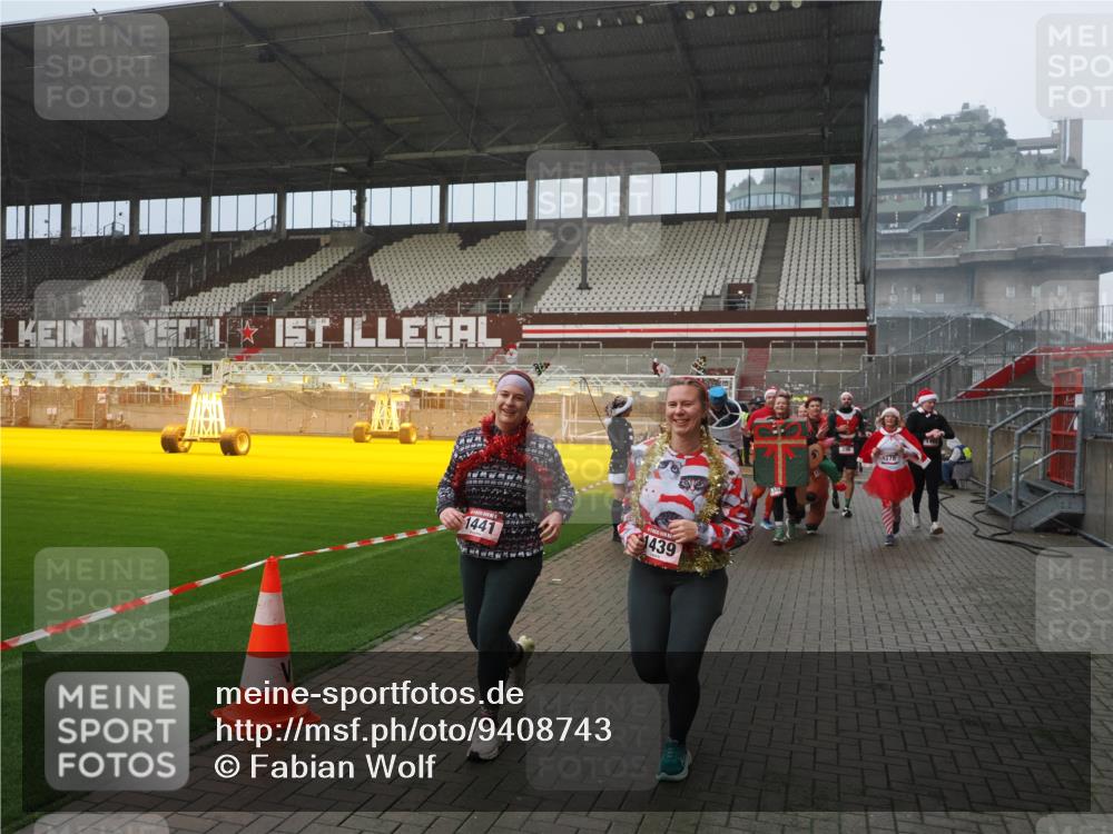 07.12.2025 - St. Pauli X-Mass-Run No. 15 Fabian Wolf http://msf.ph/oto/9408743 07.12.2025 11:07:51 Ziel 271, 273, 286, 293, 332, 377, 389, 397, 623, 774, 1107, 1123, 1129, 1378, 1381, 1382, 1383, 1439, 1441, 1460, 1509, 1812, 1910, 2693 meine-sportfotos.de