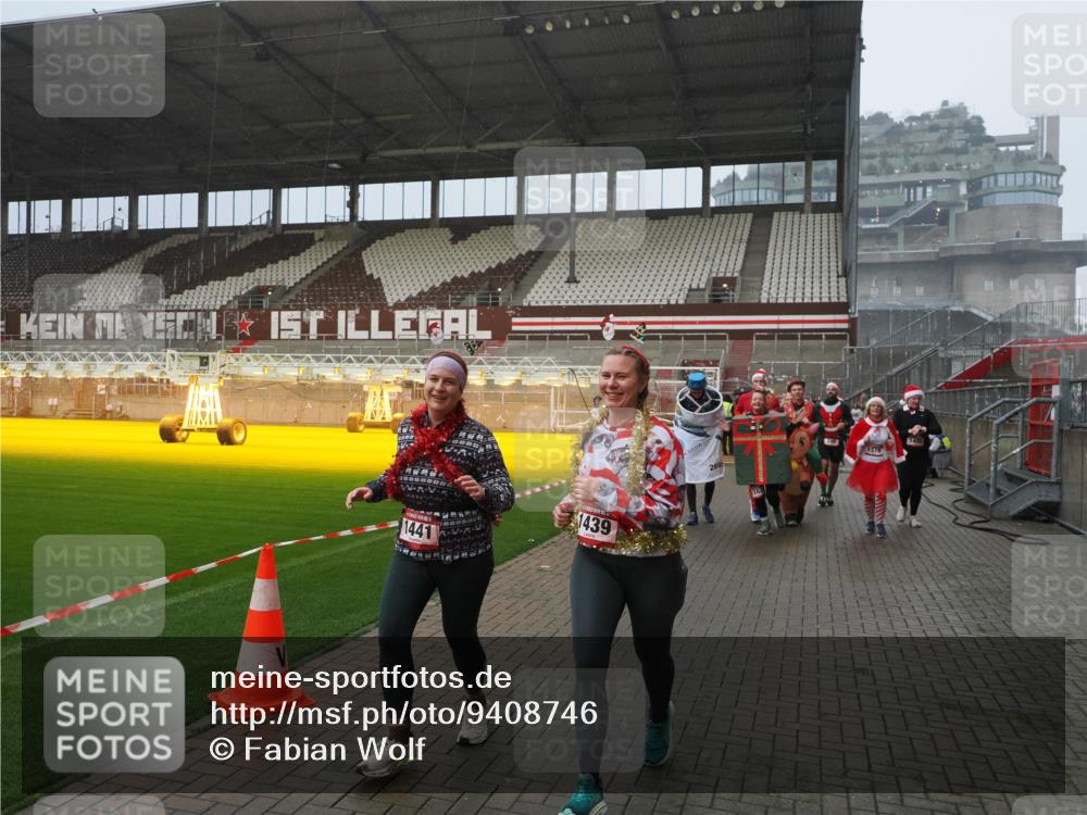 07.12.2025 - St. Pauli X-Mass-Run No. 15 Fabian Wolf http://msf.ph/oto/9408746 07.12.2025 11:07:52 Ziel 271, 273, 286, 293, 332, 389, 397, 772, 774, 1107, 1123, 1129, 1378, 1381, 1382, 1383, 1439, 1441, 1460, 1812, 2693 meine-sportfotos.de