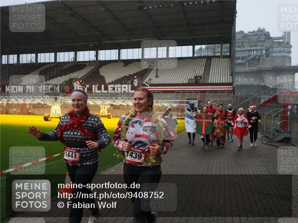 07.12.2025 - St. Pauli X-Mass-Run No. 15 Fabian Wolf http://msf.ph/oto/9408752 07.12.2025 11:07:52 Ziel 271, 273, 286, 293, 332, 389, 397, 772, 774, 1107, 1123, 1129, 1378, 1381, 1382, 1383, 1439, 1441, 1460, 1812, 2693 meine-sportfotos.de