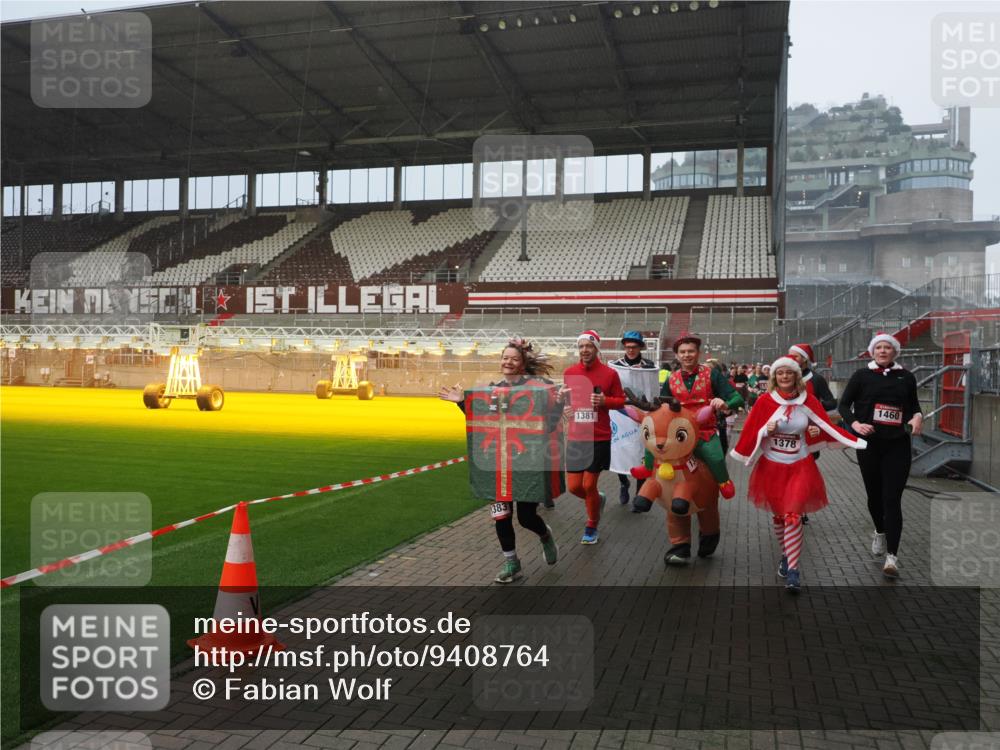 07.12.2025 - St. Pauli X-Mass-Run No. 15 Fabian Wolf http://msf.ph/oto/9408764 07.12.2025 11:07:54 Ziel 271, 273, 286, 293, 389, 397, 653, 772, 774, 1107, 1123, 1129, 1342, 1378, 1381, 1382, 1383, 1439, 1441, 1460, 1520, 1525, 1812, 2693 meine-sportfotos.de