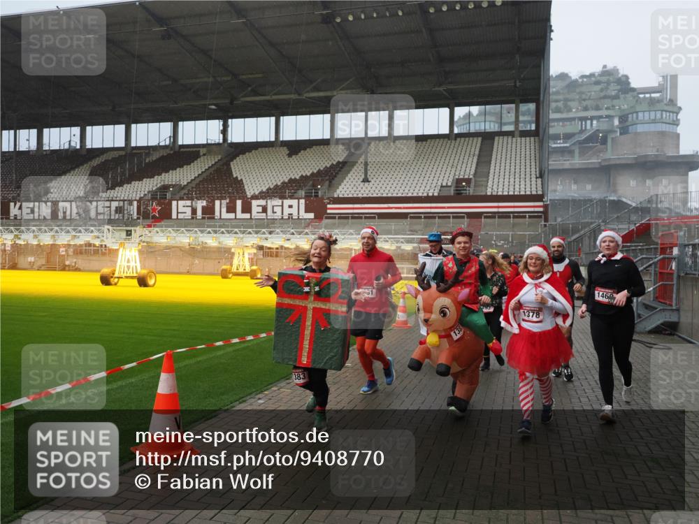 07.12.2025 - St. Pauli X-Mass-Run No. 15 Fabian Wolf http://msf.ph/oto/9408770 07.12.2025 11:07:54 Ziel 271, 273, 286, 293, 389, 397, 653, 772, 774, 1107, 1123, 1129, 1342, 1378, 1381, 1382, 1383, 1439, 1441, 1460, 1520, 1525, 1812, 2693 meine-sportfotos.de