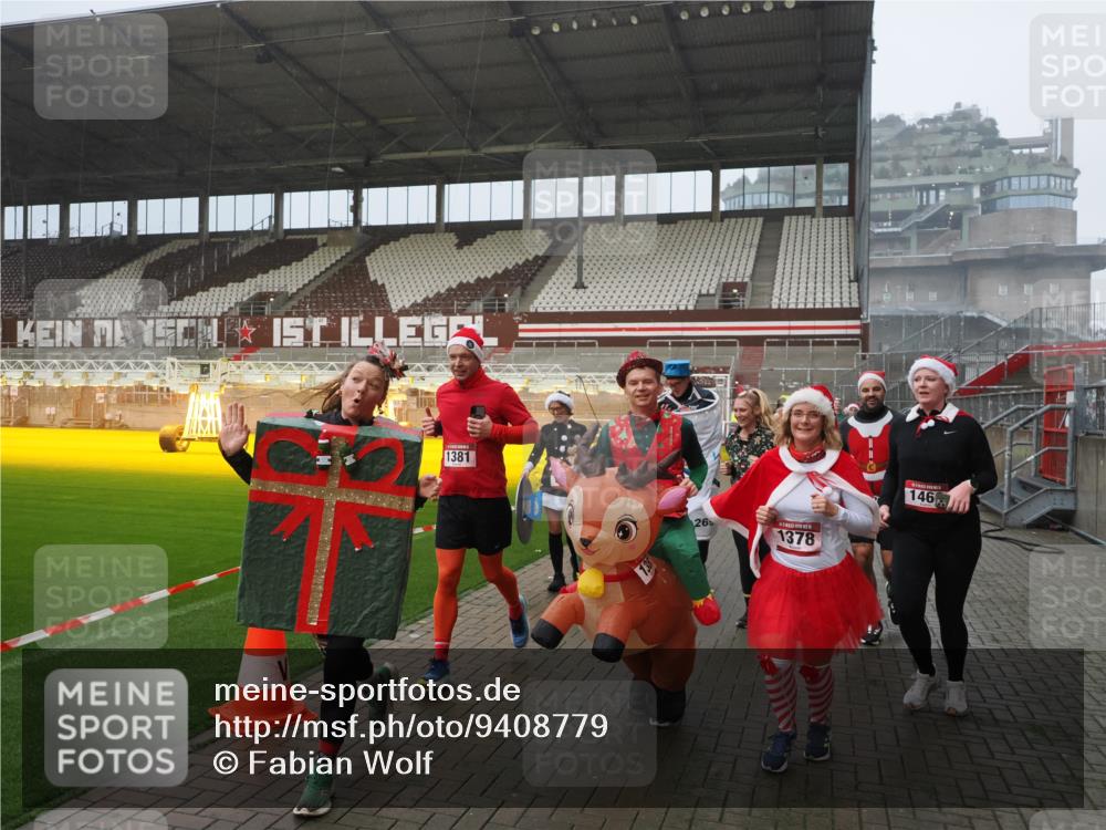 07.12.2025 - St. Pauli X-Mass-Run No. 15 Fabian Wolf http://msf.ph/oto/9408779 07.12.2025 11:07:55 Ziel 271, 273, 286, 293, 389, 397, 653, 772, 774, 1107, 1123, 1129, 1230, 1342, 1355, 1378, 1381, 1382, 1383, 1439, 1441, 1460, 1520, 1525, 1812, 4815 meine-sportfotos.de