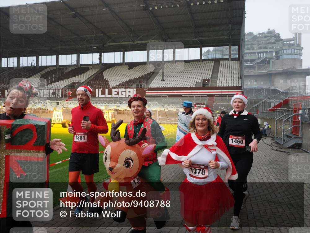 07.12.2025 - St. Pauli X-Mass-Run No. 15 Fabian Wolf http://msf.ph/oto/9408788 07.12.2025 11:07:55 Ziel 271, 273, 286, 293, 389, 397, 653, 772, 774, 1107, 1123, 1129, 1230, 1342, 1355, 1378, 1381, 1382, 1383, 1439, 1441, 1460, 1520, 1525, 1812, 4815 meine-sportfotos.de