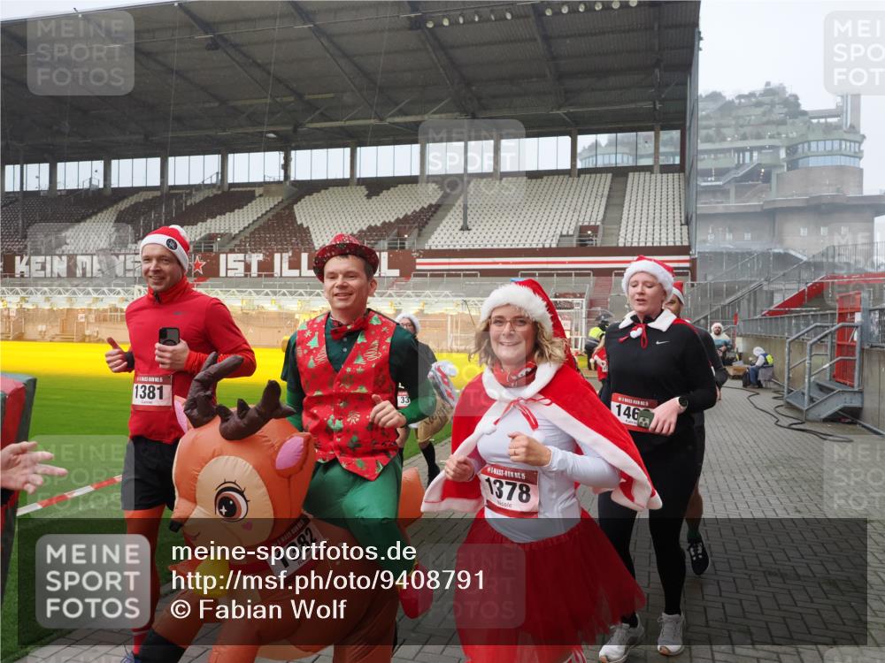 07.12.2025 - St. Pauli X-Mass-Run No. 15 Fabian Wolf http://msf.ph/oto/9408791 07.12.2025 11:07:56 Ziel 271, 273, 286, 293, 389, 397, 653, 772, 774, 1107, 1123, 1129, 1226, 1230, 1249, 1342, 1355, 1378, 1381, 1382, 1383, 1439, 1441, 1460, 1520, 1525, 1812, 4815 meine-sportfotos.de