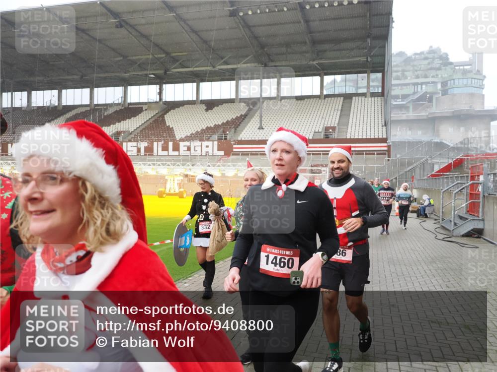 07.12.2025 - St. Pauli X-Mass-Run No. 15 Fabian Wolf http://msf.ph/oto/9408800 07.12.2025 11:07:56 Ziel 271, 273, 286, 293, 389, 397, 653, 772, 774, 1107, 1123, 1129, 1226, 1230, 1249, 1342, 1355, 1378, 1381, 1382, 1383, 1439, 1441, 1460, 1520, 1525, 1812, 4815 meine-sportfotos.de