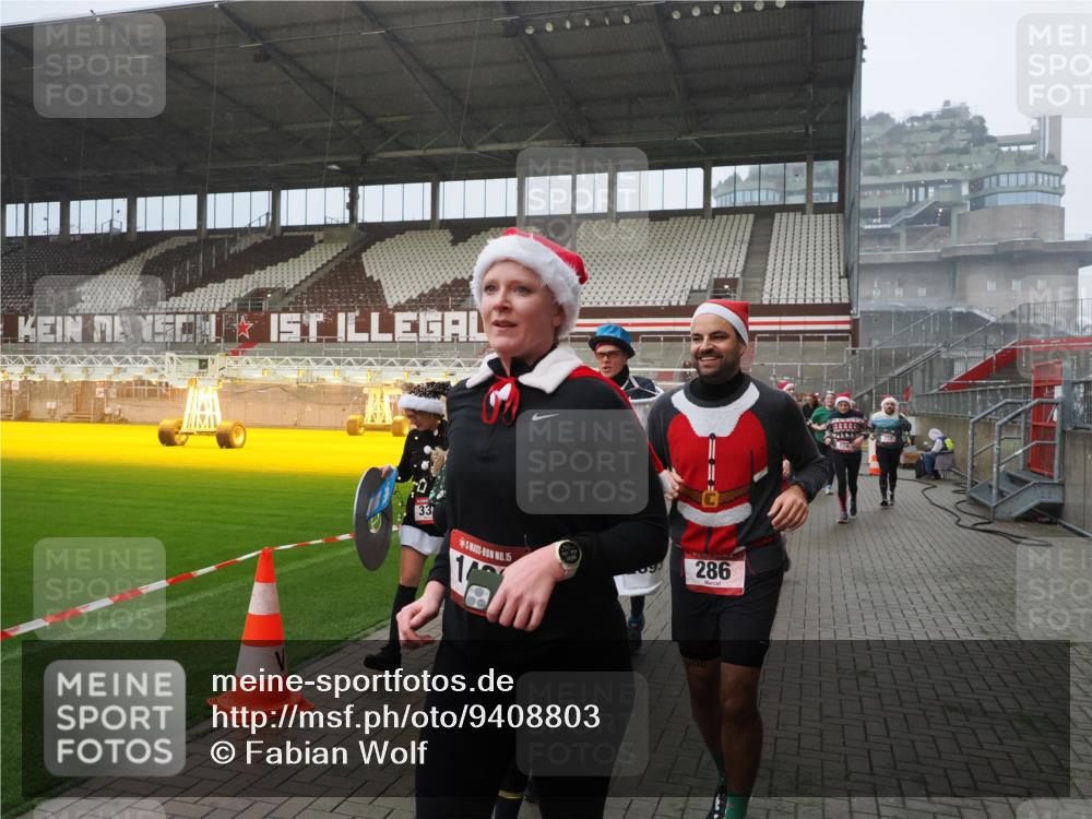 07.12.2025 - St. Pauli X-Mass-Run No. 15 Fabian Wolf http://msf.ph/oto/9408803 07.12.2025 11:07:56 Ziel 271, 273, 286, 293, 389, 397, 653, 772, 774, 1107, 1123, 1129, 1226, 1230, 1249, 1342, 1355, 1378, 1381, 1382, 1383, 1439, 1441, 1460, 1520, 1525, 1812, 4815 meine-sportfotos.de