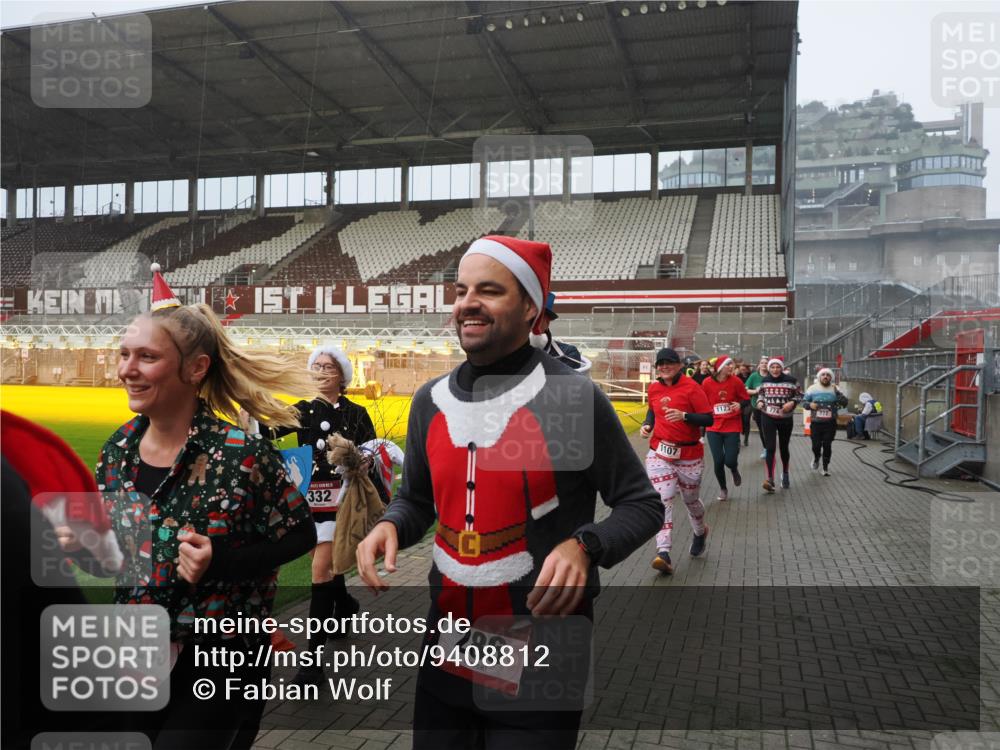 07.12.2025 - St. Pauli X-Mass-Run No. 15 Fabian Wolf http://msf.ph/oto/9408812 07.12.2025 11:07:57 Ziel 271, 273, 286, 293, 389, 397, 653, 772, 774, 1107, 1123, 1129, 1226, 1230, 1249, 1342, 1355, 1378, 1381, 1382, 1383, 1439, 1441, 1460, 1520, 1525, 1809, 1810, 1812, 4798, 4815 meine-sportfotos.de