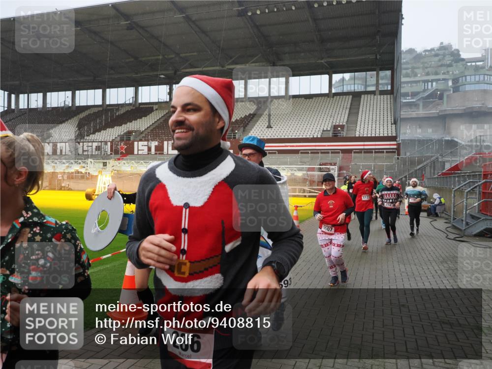 07.12.2025 - St. Pauli X-Mass-Run No. 15 Fabian Wolf http://msf.ph/oto/9408815 07.12.2025 11:07:57 Ziel 271, 273, 286, 293, 389, 397, 653, 772, 774, 1107, 1123, 1129, 1226, 1230, 1249, 1342, 1355, 1378, 1381, 1382, 1383, 1439, 1441, 1460, 1520, 1525, 1809, 1810, 1812, 4798, 4815 meine-sportfotos.de