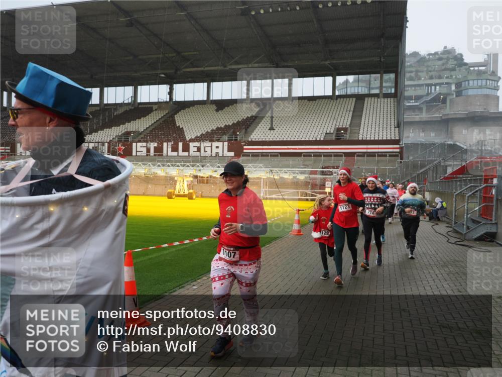 07.12.2025 - St. Pauli X-Mass-Run No. 15 Fabian Wolf http://msf.ph/oto/9408830 07.12.2025 11:07:58 Ziel 271, 273, 286, 293, 389, 397, 653, 772, 774, 1107, 1123, 1129, 1226, 1230, 1249, 1342, 1355, 1378, 1381, 1382, 1383, 1439, 1441, 1460, 1520, 1525, 1809, 1810, 1812, 4798, 4815 meine-sportfotos.de