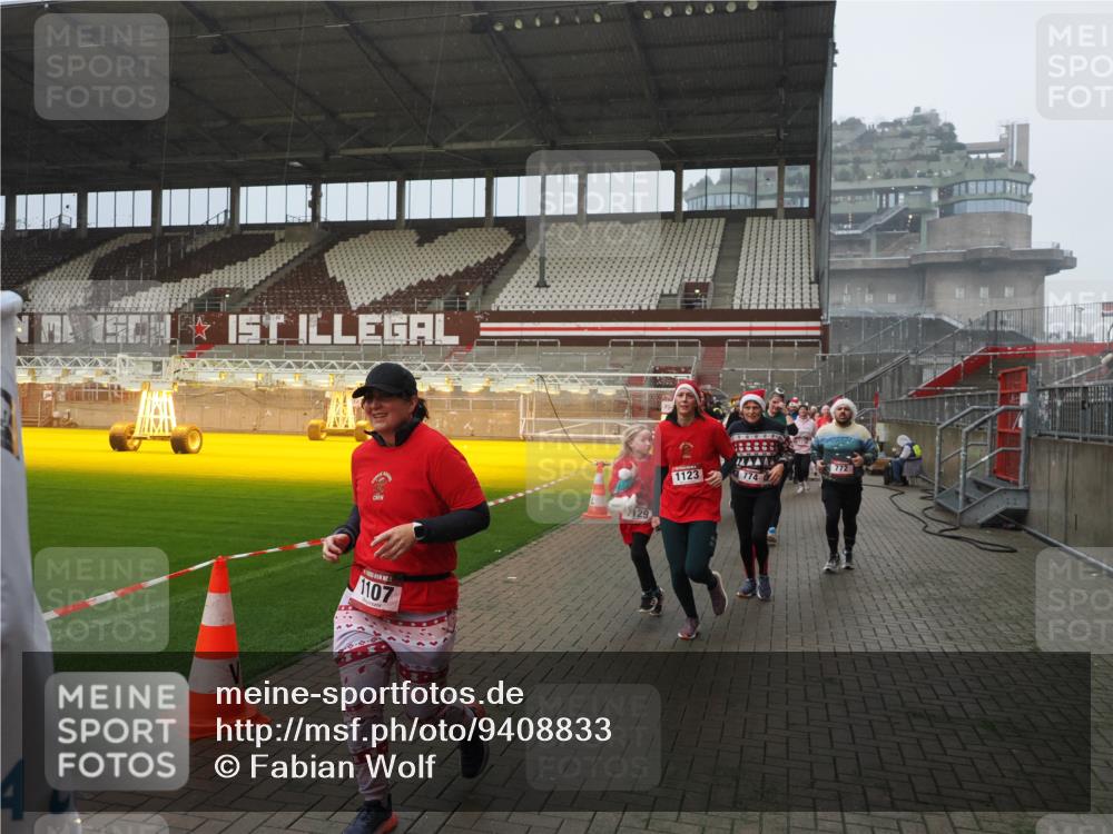 07.12.2025 - St. Pauli X-Mass-Run No. 15 Fabian Wolf http://msf.ph/oto/9408833 07.12.2025 11:07:59 Ziel 271, 273, 286, 293, 629, 635, 653, 772, 774, 1107, 1123, 1129, 1226, 1230, 1249, 1342, 1355, 1378, 1381, 1382, 1383, 1439, 1441, 1460, 1520, 1525, 1809, 1810, 1812, 4798, 4815 meine-sportfotos.de