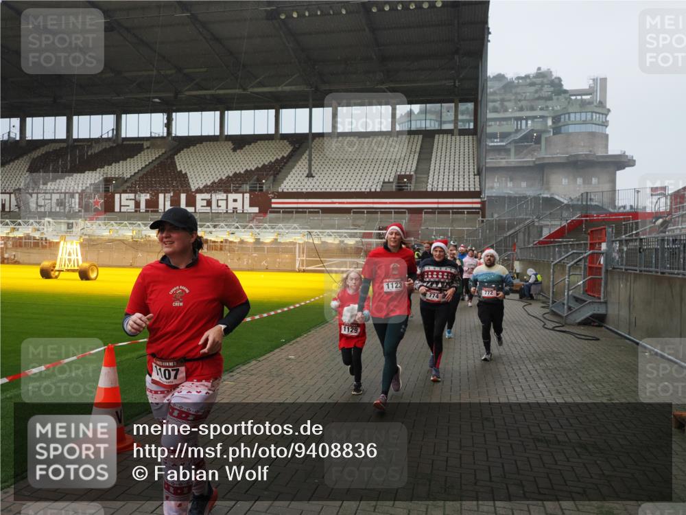 07.12.2025 - St. Pauli X-Mass-Run No. 15 Fabian Wolf http://msf.ph/oto/9408836 07.12.2025 11:07:59 Ziel 271, 273, 286, 293, 629, 635, 653, 772, 774, 1107, 1123, 1129, 1226, 1230, 1249, 1342, 1355, 1378, 1381, 1382, 1383, 1439, 1441, 1460, 1520, 1525, 1809, 1810, 1812, 4798, 4815 meine-sportfotos.de