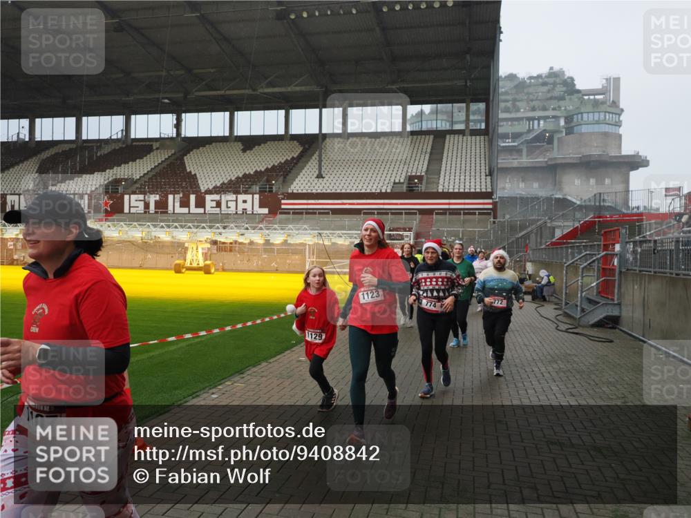 07.12.2025 - St. Pauli X-Mass-Run No. 15 Fabian Wolf http://msf.ph/oto/9408842 07.12.2025 11:07:59 Ziel 271, 273, 286, 293, 629, 635, 653, 772, 774, 1107, 1123, 1129, 1226, 1230, 1249, 1342, 1355, 1378, 1381, 1382, 1383, 1439, 1441, 1460, 1520, 1525, 1809, 1810, 1812, 4798, 4815 meine-sportfotos.de