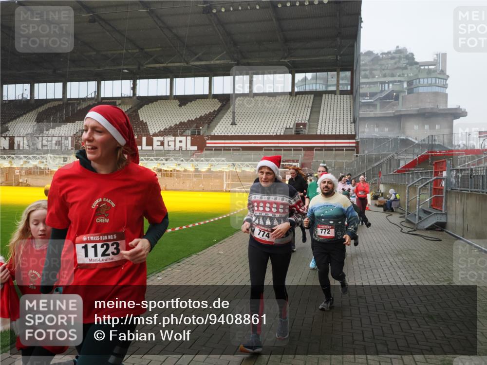 07.12.2025 - St. Pauli X-Mass-Run No. 15 Fabian Wolf http://msf.ph/oto/9408861 07.12.2025 11:08:00 Ziel 271, 273, 286, 293, 629, 635, 653, 772, 774, 1107, 1123, 1129, 1226, 1230, 1249, 1342, 1355, 1378, 1381, 1382, 1383, 1439, 1441, 1460, 1520, 1525, 1809, 1810, 1812, 4798, 4815 meine-sportfotos.de