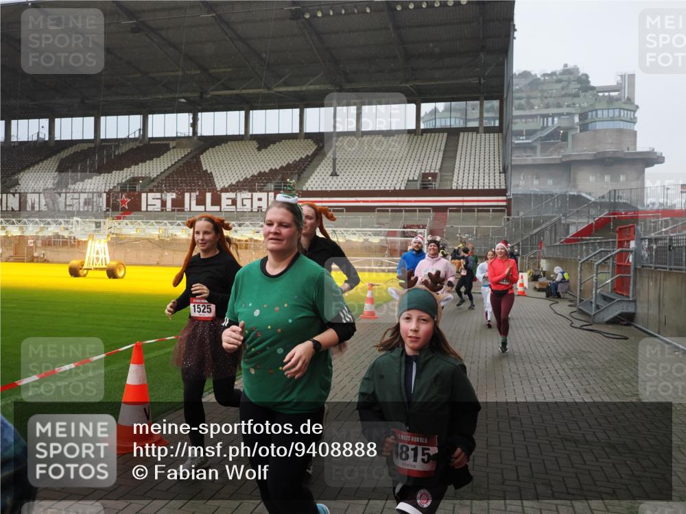 07.12.2025 - St. Pauli X-Mass-Run No. 15 Fabian Wolf http://msf.ph/oto/9408888 07.12.2025 11:08:02 Ziel 271, 286, 293, 629, 635, 653, 772, 774, 1107, 1123, 1129, 1226, 1230, 1249, 1342, 1355, 1378, 1381, 1382, 1383, 1439, 1441, 1460, 1520, 1525, 1809, 1810, 4798, 4815 meine-sportfotos.de