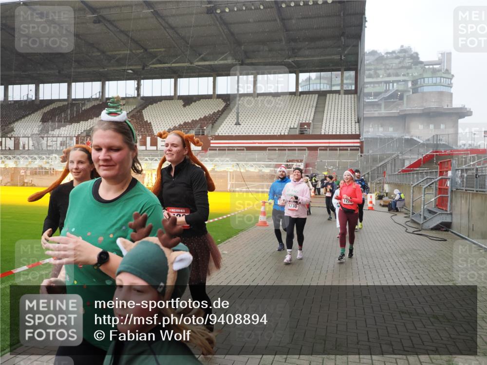 07.12.2025 - St. Pauli X-Mass-Run No. 15 Fabian Wolf http://msf.ph/oto/9408894 07.12.2025 11:08:03 Ziel 286, 293, 629, 635, 653, 772, 774, 1107, 1123, 1129, 1226, 1230, 1249, 1342, 1355, 1378, 1381, 1382, 1383, 1460, 1520, 1525, 1596, 1809, 1810, 4798, 4815 meine-sportfotos.de