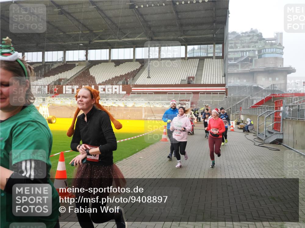 07.12.2025 - St. Pauli X-Mass-Run No. 15 Fabian Wolf http://msf.ph/oto/9408897 07.12.2025 11:08:03 Ziel 286, 293, 629, 635, 653, 772, 774, 1107, 1123, 1129, 1226, 1230, 1249, 1342, 1355, 1378, 1381, 1382, 1383, 1460, 1520, 1525, 1596, 1809, 1810, 4798, 4815 meine-sportfotos.de