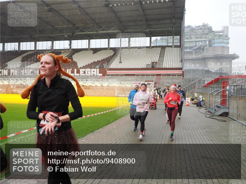 07.12.2025 - St. Pauli X-Mass-Run No. 15 Fabian Wolf http://msf.ph/oto/9408900 07.12.2025 11:08:03 Ziel 286, 293, 629, 635, 653, 772, 774, 1107, 1123, 1129, 1226, 1230, 1249, 1342, 1355, 1378, 1381, 1382, 1383, 1460, 1520, 1525, 1596, 1809, 1810, 4798, 4815 meine-sportfotos.de
