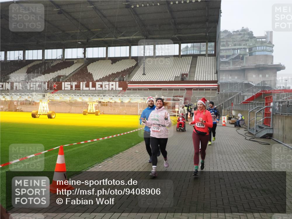 07.12.2025 - St. Pauli X-Mass-Run No. 15 Fabian Wolf http://msf.ph/oto/9408906 07.12.2025 11:08:03 Ziel 286, 293, 629, 635, 653, 772, 774, 1107, 1123, 1129, 1226, 1230, 1249, 1342, 1355, 1378, 1381, 1382, 1383, 1460, 1520, 1525, 1596, 1809, 1810, 4798, 4815 meine-sportfotos.de