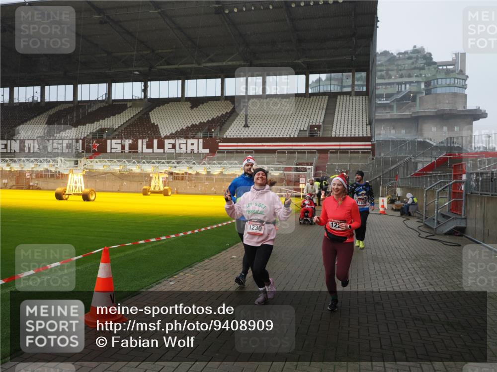 07.12.2025 - St. Pauli X-Mass-Run No. 15 Fabian Wolf http://msf.ph/oto/9408909 07.12.2025 11:08:04 Ziel 286, 293, 629, 635, 653, 772, 774, 1107, 1123, 1129, 1226, 1230, 1249, 1342, 1355, 1378, 1381, 1382, 1383, 1460, 1520, 1525, 1596, 1809, 1810, 4798, 4815 meine-sportfotos.de