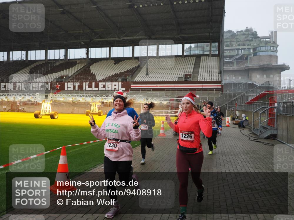 07.12.2025 - St. Pauli X-Mass-Run No. 15 Fabian Wolf http://msf.ph/oto/9408918 07.12.2025 11:08:04 Ziel 286, 293, 629, 635, 653, 772, 774, 1107, 1123, 1129, 1226, 1230, 1249, 1342, 1355, 1378, 1381, 1382, 1383, 1460, 1520, 1525, 1596, 1809, 1810, 4798, 4815 meine-sportfotos.de