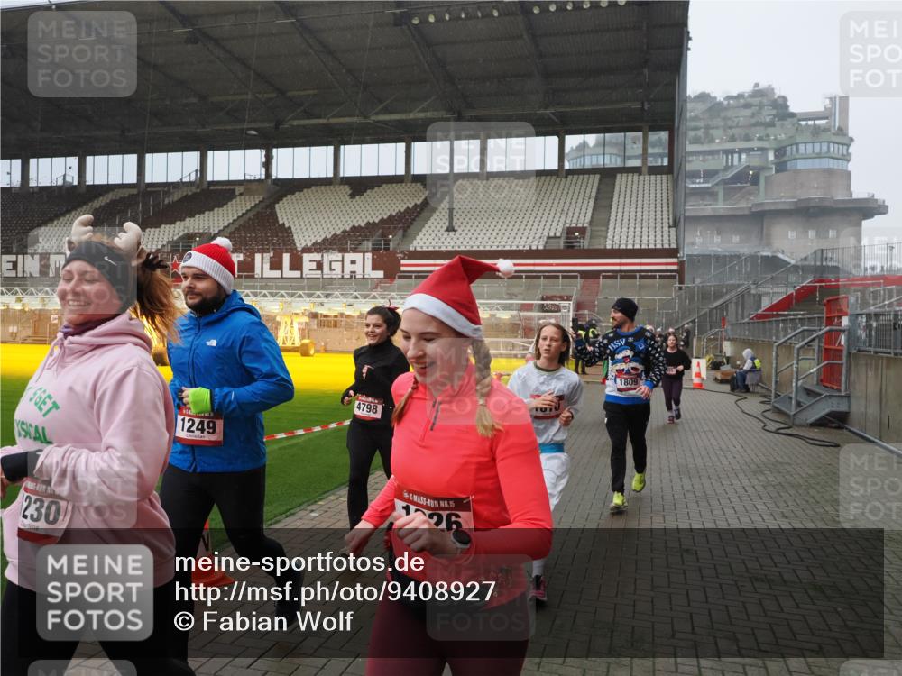 07.12.2025 - St. Pauli X-Mass-Run No. 15 Fabian Wolf http://msf.ph/oto/9408927 07.12.2025 11:08:05 Ziel 286, 293, 629, 635, 653, 772, 774, 1107, 1123, 1129, 1226, 1230, 1249, 1342, 1355, 1378, 1381, 1382, 1383, 1460, 1520, 1525, 1596, 1809, 1810, 4798, 4815 meine-sportfotos.de