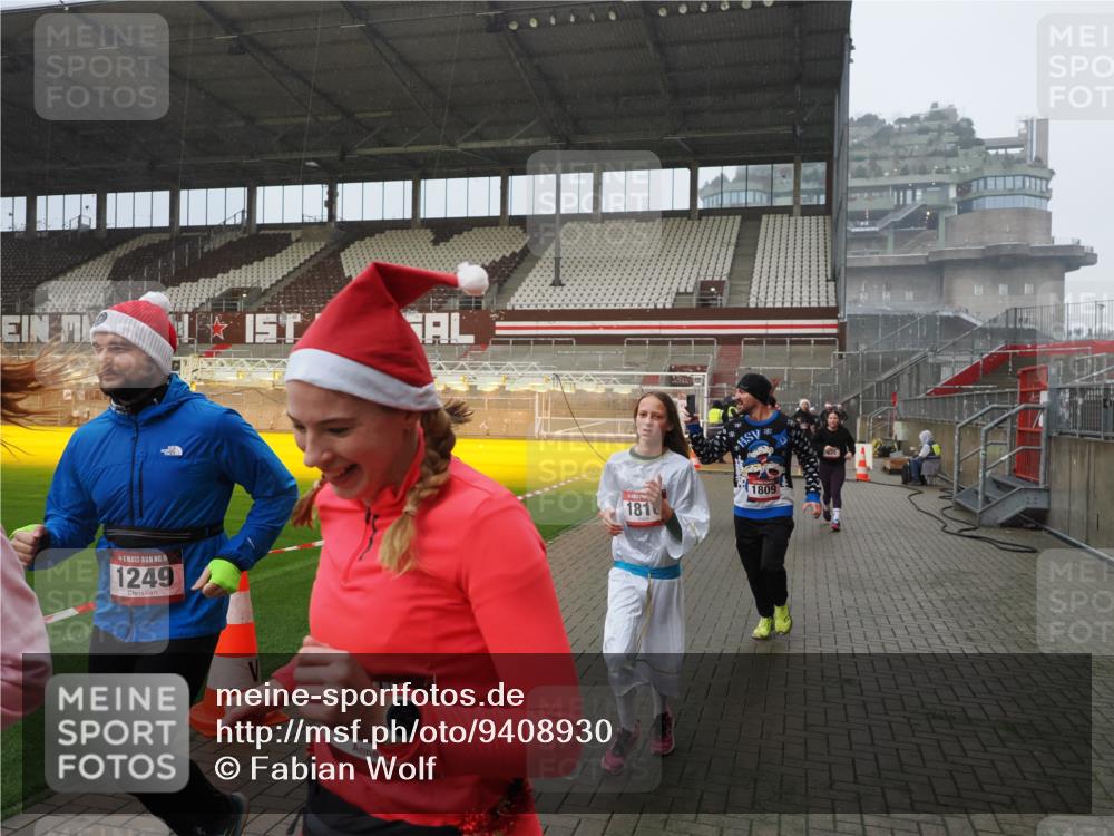 07.12.2025 - St. Pauli X-Mass-Run No. 15 Fabian Wolf http://msf.ph/oto/9408930 07.12.2025 11:08:05 Ziel 286, 293, 629, 635, 653, 772, 774, 1107, 1123, 1129, 1226, 1230, 1249, 1342, 1355, 1378, 1381, 1382, 1383, 1460, 1520, 1525, 1596, 1809, 1810, 4798, 4815 meine-sportfotos.de