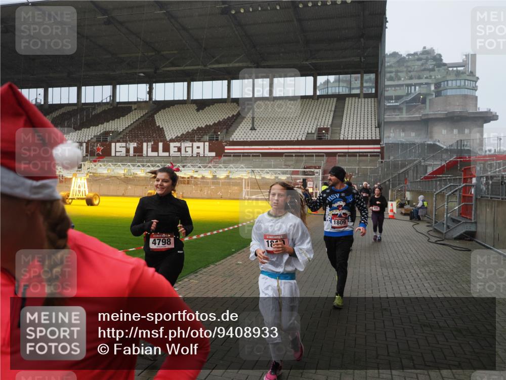 07.12.2025 - St. Pauli X-Mass-Run No. 15 Fabian Wolf http://msf.ph/oto/9408933 07.12.2025 11:08:05 Ziel 286, 293, 629, 635, 653, 772, 774, 1107, 1123, 1129, 1226, 1230, 1249, 1342, 1355, 1378, 1381, 1382, 1383, 1460, 1520, 1525, 1596, 1809, 1810, 4798, 4815 meine-sportfotos.de