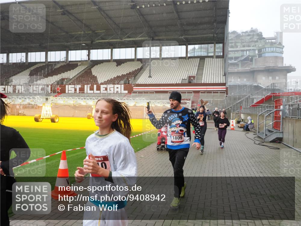07.12.2025 - St. Pauli X-Mass-Run No. 15 Fabian Wolf http://msf.ph/oto/9408942 07.12.2025 11:08:06 Ziel 286, 293, 629, 635, 653, 772, 774, 1107, 1123, 1129, 1226, 1230, 1249, 1342, 1355, 1381, 1460, 1520, 1525, 1596, 1809, 1810, 4798, 4815 meine-sportfotos.de