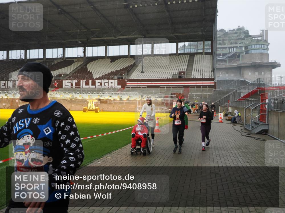 07.12.2025 - St. Pauli X-Mass-Run No. 15 Fabian Wolf http://msf.ph/oto/9408958 07.12.2025 11:08:07 Ziel 629, 635, 653, 772, 774, 1107, 1123, 1129, 1226, 1230, 1249, 1342, 1355, 1520, 1525, 1559, 1596, 1809, 1810, 4798, 4815 meine-sportfotos.de