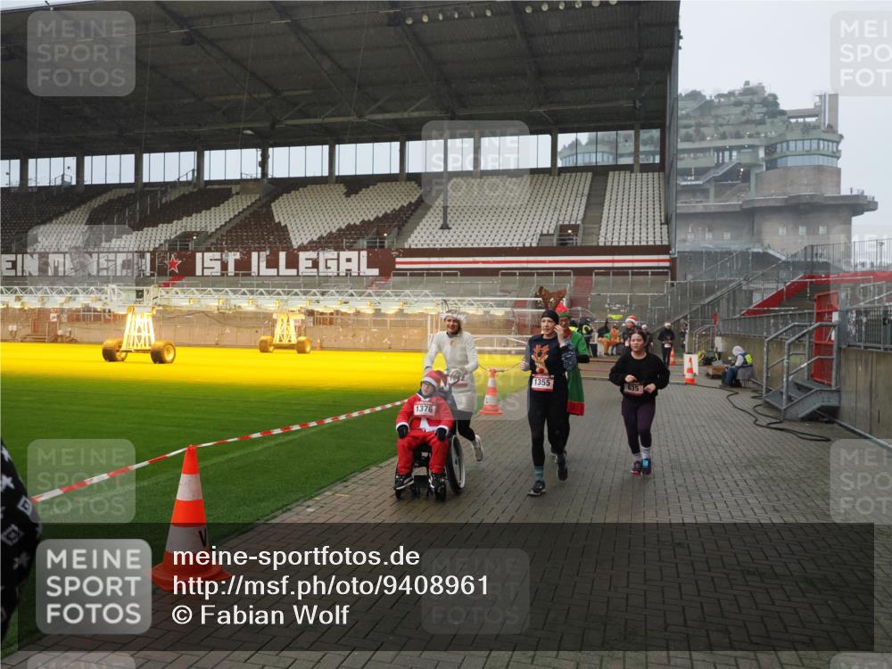 07.12.2025 - St. Pauli X-Mass-Run No. 15 Fabian Wolf http://msf.ph/oto/9408961 07.12.2025 11:08:07 Ziel 629, 635, 653, 772, 774, 1107, 1123, 1129, 1226, 1230, 1249, 1342, 1355, 1520, 1525, 1559, 1596, 1809, 1810, 4798, 4815 meine-sportfotos.de