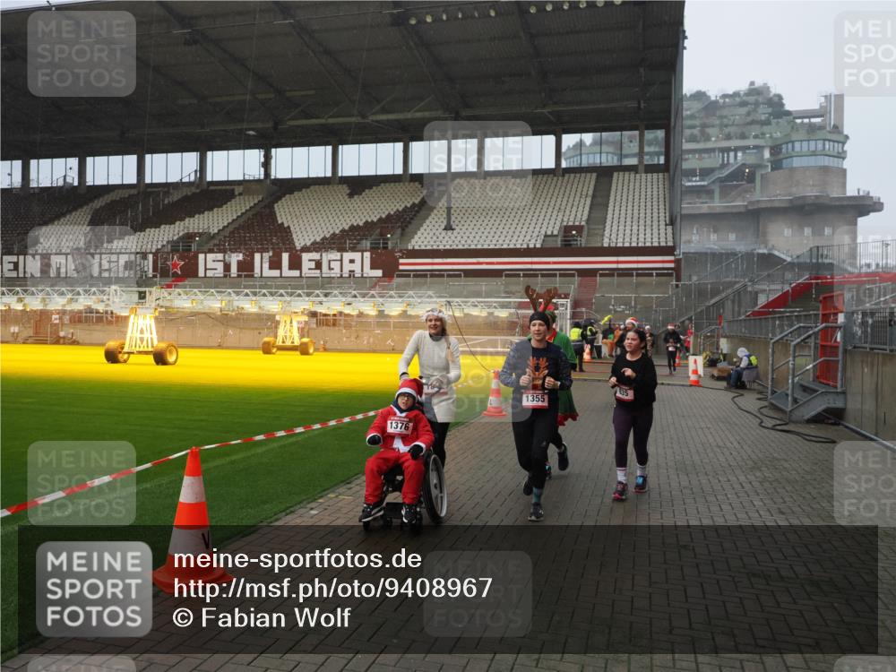 07.12.2025 - St. Pauli X-Mass-Run No. 15 Fabian Wolf http://msf.ph/oto/9408967 07.12.2025 11:08:07 Ziel 629, 635, 653, 772, 774, 1107, 1123, 1129, 1226, 1230, 1249, 1342, 1355, 1520, 1525, 1559, 1596, 1809, 1810, 4798, 4815 meine-sportfotos.de