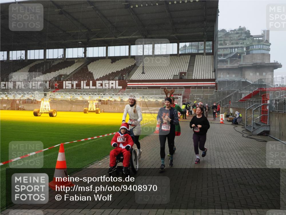 07.12.2025 - St. Pauli X-Mass-Run No. 15 Fabian Wolf http://msf.ph/oto/9408970 07.12.2025 11:08:08 Ziel 629, 635, 653, 772, 774, 1107, 1123, 1129, 1226, 1230, 1249, 1342, 1355, 1520, 1525, 1559, 1560, 1596, 1809, 1810, 4798, 4815 meine-sportfotos.de