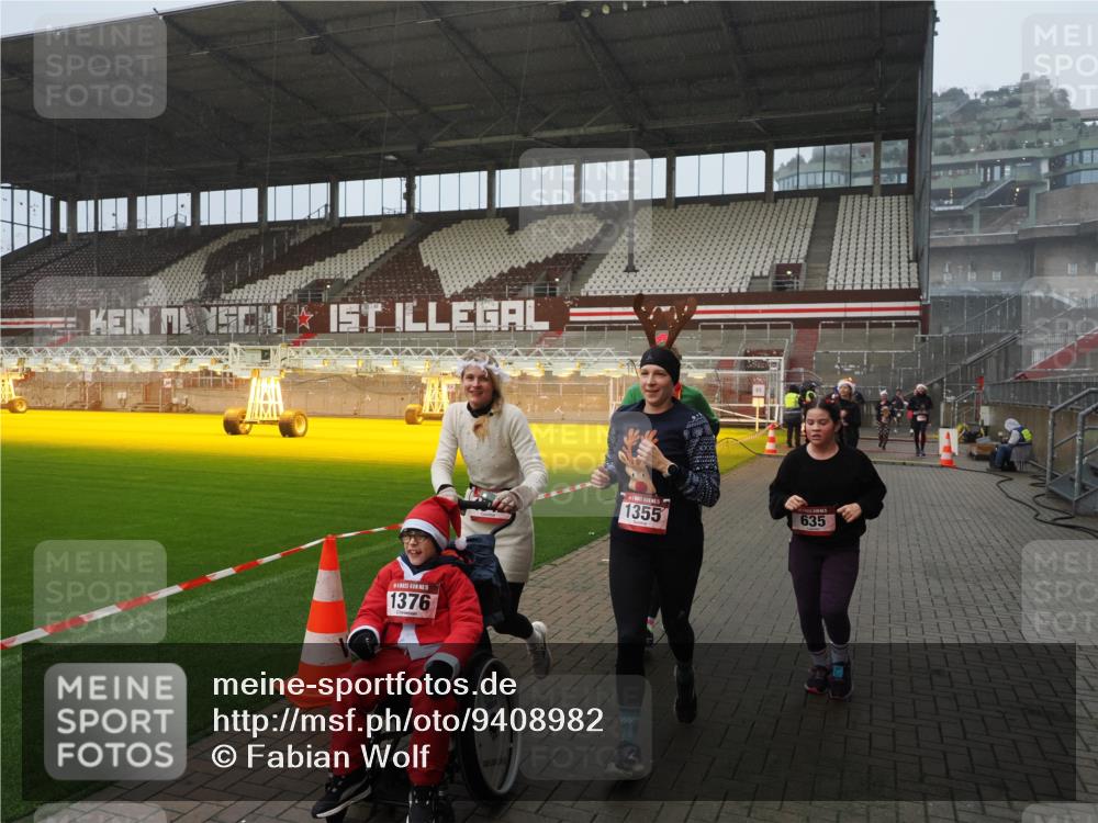 07.12.2025 - St. Pauli X-Mass-Run No. 15 Fabian Wolf http://msf.ph/oto/9408982 07.12.2025 11:08:08 Ziel 629, 635, 653, 772, 774, 1107, 1123, 1129, 1226, 1230, 1249, 1342, 1355, 1520, 1525, 1559, 1560, 1596, 1809, 1810, 4798, 4815 meine-sportfotos.de