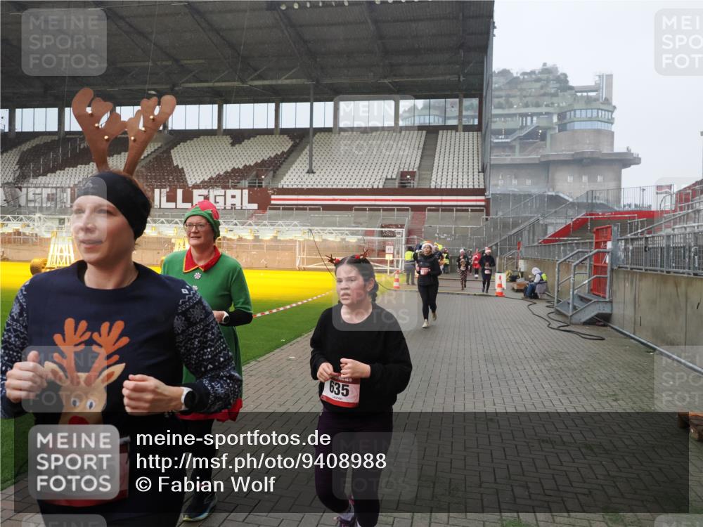07.12.2025 - St. Pauli X-Mass-Run No. 15 Fabian Wolf http://msf.ph/oto/9408988 07.12.2025 11:08:09 Ziel 100, 629, 635, 653, 772, 774, 1107, 1123, 1129, 1226, 1230, 1249, 1342, 1355, 1520, 1525, 1559, 1560, 1596, 1809, 1810, 4798, 4815 meine-sportfotos.de
