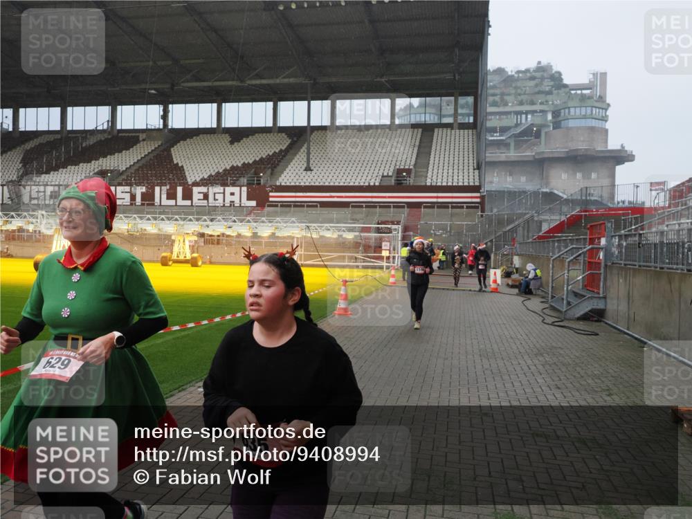 07.12.2025 - St. Pauli X-Mass-Run No. 15 Fabian Wolf http://msf.ph/oto/9408994 07.12.2025 11:08:10 Ziel 100, 629, 635, 653, 772, 774, 1123, 1129, 1226, 1230, 1249, 1342, 1355, 1520, 1525, 1559, 1560, 1596, 1809, 1810, 4798, 4815 meine-sportfotos.de