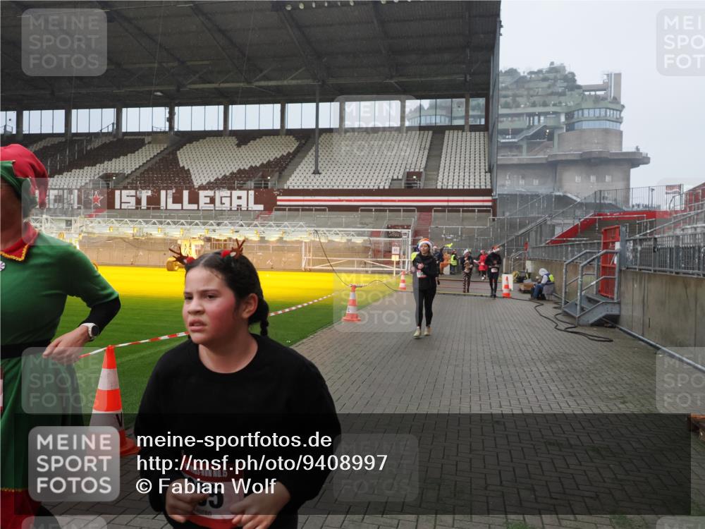 07.12.2025 - St. Pauli X-Mass-Run No. 15 Fabian Wolf http://msf.ph/oto/9408997 07.12.2025 11:08:10 Ziel 100, 629, 635, 653, 772, 774, 1123, 1129, 1226, 1230, 1249, 1342, 1355, 1520, 1525, 1559, 1560, 1596, 1809, 1810, 4798, 4815 meine-sportfotos.de
