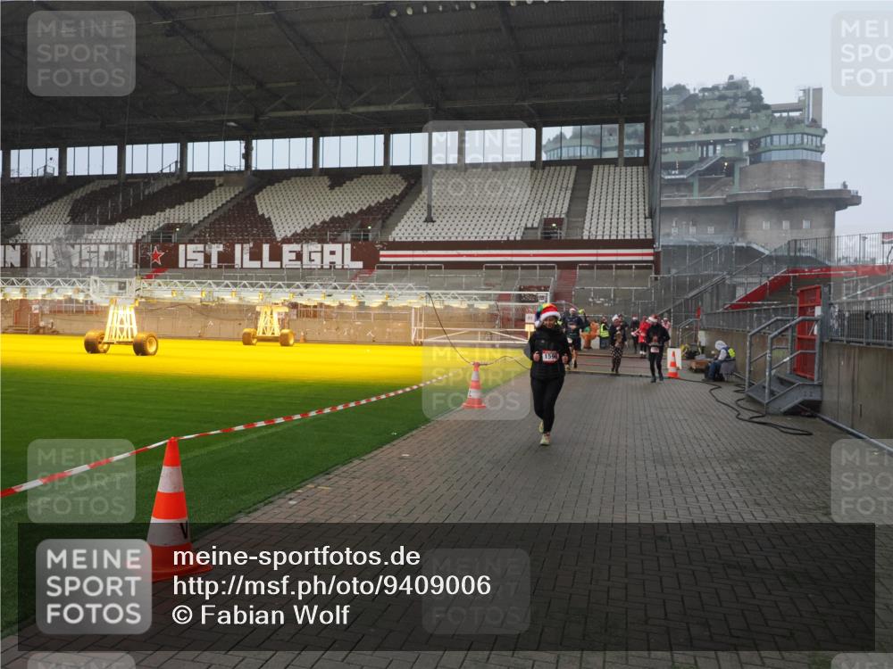 07.12.2025 - St. Pauli X-Mass-Run No. 15 Fabian Wolf http://msf.ph/oto/9409006 07.12.2025 11:08:11 Ziel 100, 629, 635, 653, 772, 1129, 1226, 1230, 1249, 1342, 1355, 1520, 1525, 1559, 1560, 1596, 1809, 1810, 4798, 4815 meine-sportfotos.de
