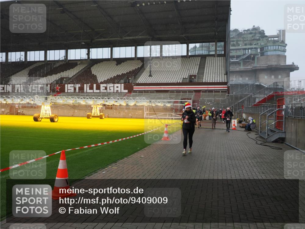 07.12.2025 - St. Pauli X-Mass-Run No. 15 Fabian Wolf http://msf.ph/oto/9409009 07.12.2025 11:08:11 Ziel 100, 629, 635, 653, 772, 1129, 1226, 1230, 1249, 1342, 1355, 1520, 1525, 1559, 1560, 1596, 1809, 1810, 4798, 4815 meine-sportfotos.de