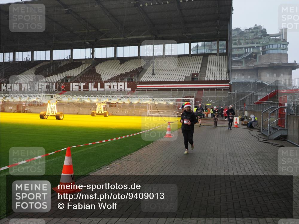 07.12.2025 - St. Pauli X-Mass-Run No. 15 Fabian Wolf http://msf.ph/oto/9409013 07.12.2025 11:08:11 Ziel 100, 629, 635, 653, 772, 1129, 1226, 1230, 1249, 1342, 1355, 1520, 1525, 1559, 1560, 1596, 1809, 1810, 4798, 4815 meine-sportfotos.de