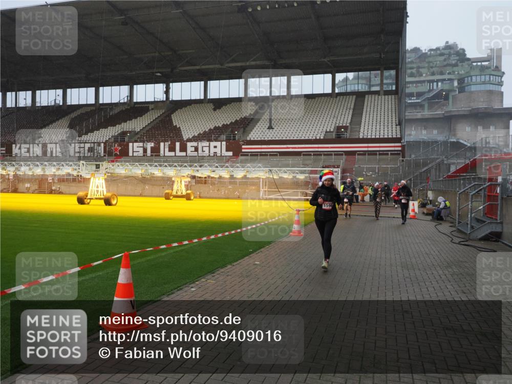 07.12.2025 - St. Pauli X-Mass-Run No. 15 Fabian Wolf http://msf.ph/oto/9409016 07.12.2025 11:08:11 Ziel 100, 629, 635, 653, 772, 1129, 1226, 1230, 1249, 1342, 1355, 1520, 1525, 1559, 1560, 1596, 1809, 1810, 4798, 4815 meine-sportfotos.de