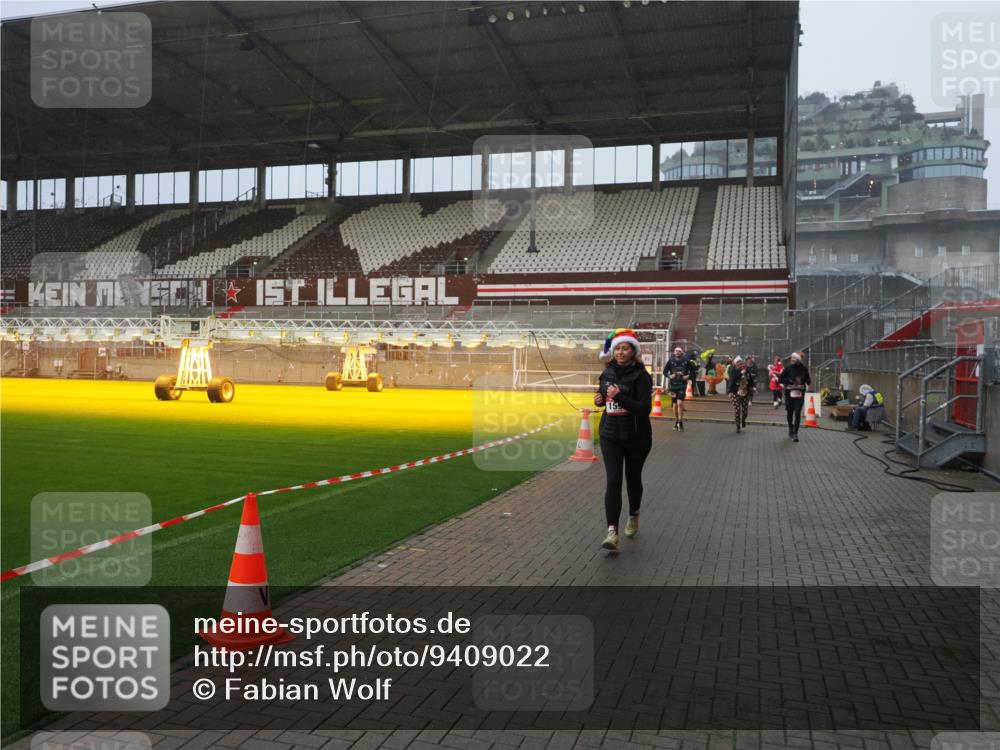 07.12.2025 - St. Pauli X-Mass-Run No. 15 Fabian Wolf http://msf.ph/oto/9409022 07.12.2025 11:08:12 Ziel 100, 629, 635, 653, 772, 1226, 1230, 1249, 1342, 1355, 1520, 1525, 1559, 1560, 1596, 1809, 1810, 4798, 4815 meine-sportfotos.de