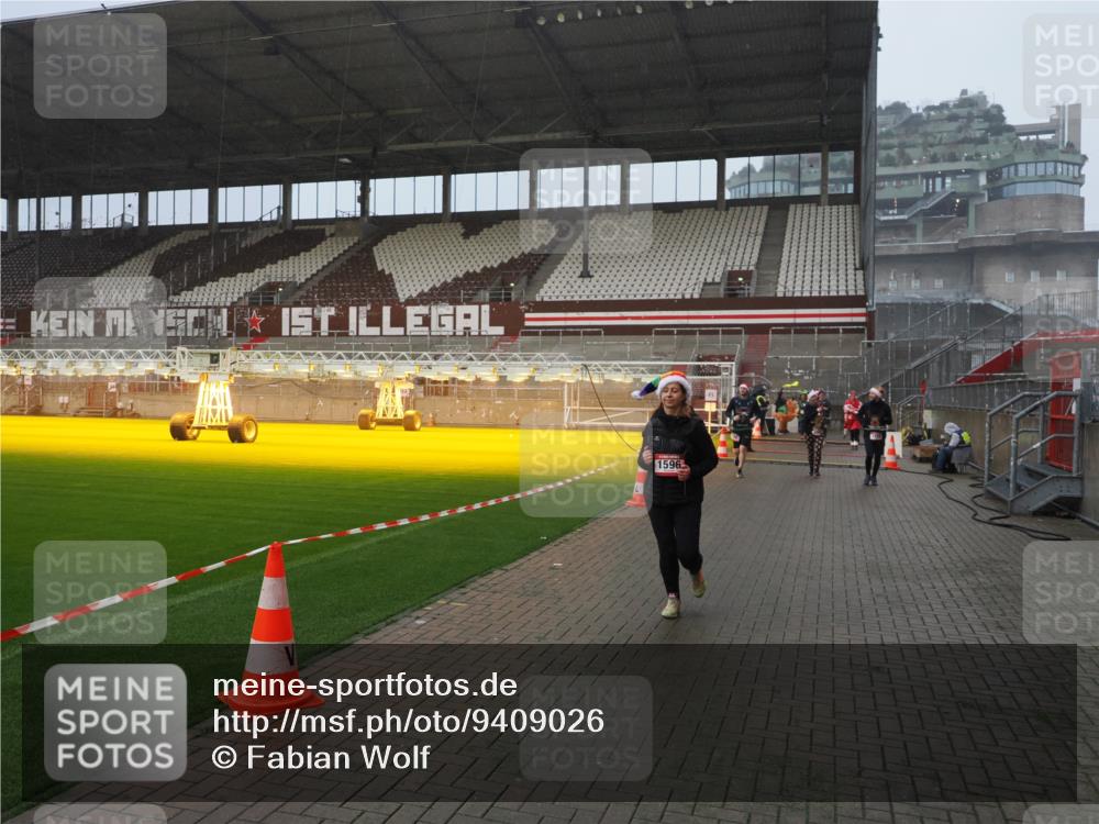 07.12.2025 - St. Pauli X-Mass-Run No. 15 Fabian Wolf http://msf.ph/oto/9409026 07.12.2025 11:08:12 Ziel 100, 629, 635, 653, 772, 1226, 1230, 1249, 1342, 1355, 1520, 1525, 1559, 1560, 1596, 1809, 1810, 4798, 4815 meine-sportfotos.de