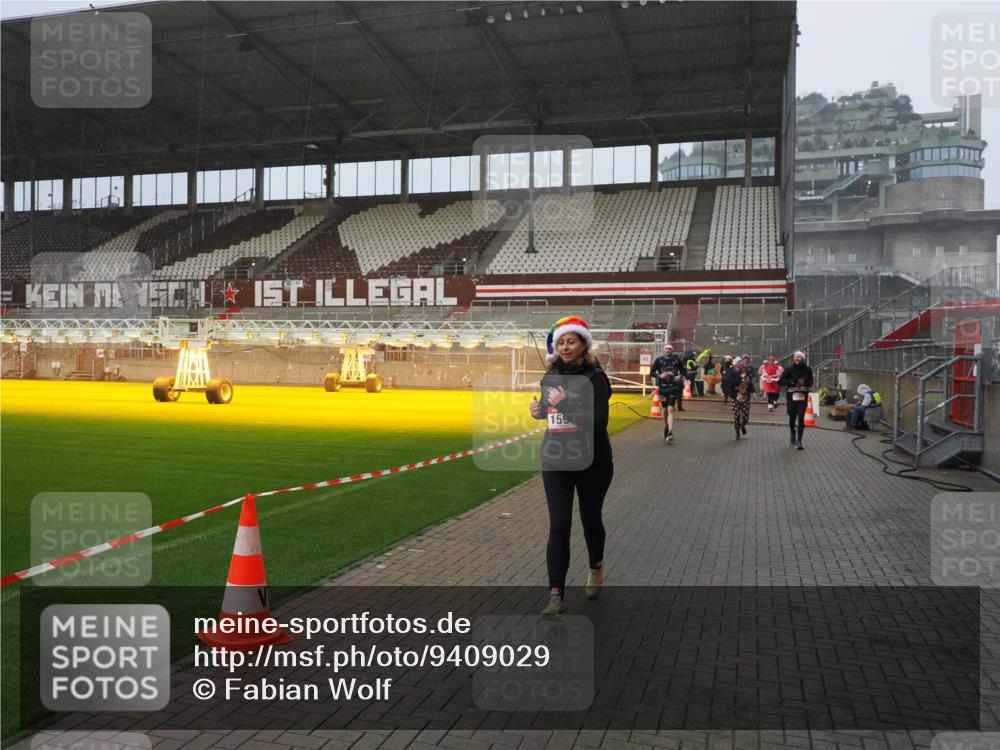 07.12.2025 - St. Pauli X-Mass-Run No. 15 Fabian Wolf http://msf.ph/oto/9409029 07.12.2025 11:08:12 Ziel 100, 629, 635, 653, 772, 1226, 1230, 1249, 1342, 1355, 1520, 1525, 1559, 1560, 1596, 1809, 1810, 4798, 4815 meine-sportfotos.de