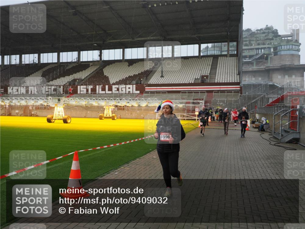 07.12.2025 - St. Pauli X-Mass-Run No. 15 Fabian Wolf http://msf.ph/oto/9409032 07.12.2025 11:08:13 Ziel 100, 629, 635, 653, 1078, 1170, 1226, 1230, 1249, 1342, 1355, 1520, 1525, 1559, 1560, 1596, 1809, 1810, 4798, 4815 meine-sportfotos.de
