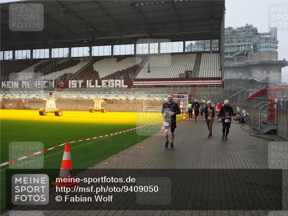 07.12.2025 - St. Pauli X-Mass-Run No. 15 Fabian Wolf http://msf.ph/oto/9409050 07.12.2025 11:08:15 Ziel 100, 396, 629, 635, 758, 1078, 1170, 1226, 1230, 1249, 1355, 1559, 1560, 1596, 1706, 1809, 1810, 4798, 4815 meine-sportfotos.de