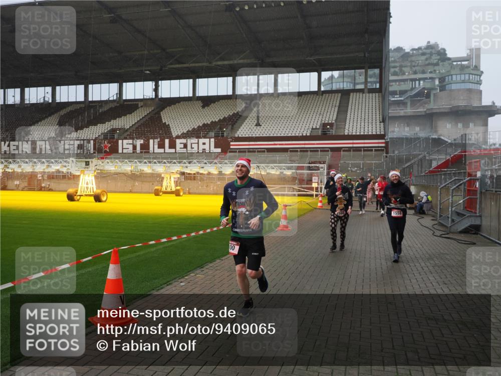 07.12.2025 - St. Pauli X-Mass-Run No. 15 Fabian Wolf http://msf.ph/oto/9409065 07.12.2025 11:08:16 Ziel 100, 396, 446, 629, 635, 758, 1078, 1170, 1226, 1249, 1559, 1560, 1596, 1706, 1809, 1810, 4798 meine-sportfotos.de