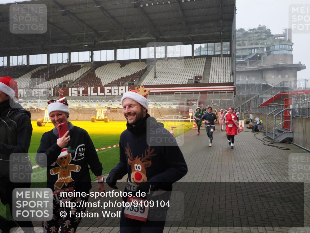 07.12.2025 - St. Pauli X-Mass-Run No. 15 Fabian Wolf http://msf.ph/oto/9409104 07.12.2025 11:08:19 Ziel 100, 396, 446, 629, 635, 758, 1078, 1170, 1559, 1560, 1596, 1706 meine-sportfotos.de