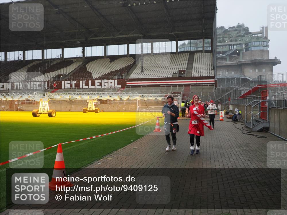 07.12.2025 - St. Pauli X-Mass-Run No. 15 Fabian Wolf http://msf.ph/oto/9409125 07.12.2025 11:08:21 Ziel 100, 152, 155, 166, 396, 446, 758, 784, 1078, 1170, 1559, 1560, 1596, 1706 meine-sportfotos.de