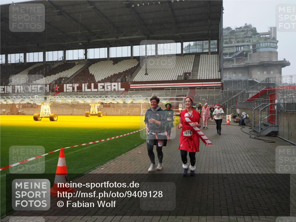 07.12.2025 - St. Pauli X-Mass-Run No. 15 Fabian Wolf http://msf.ph/oto/9409128 07.12.2025 11:08:21 Ziel 100, 152, 155, 166, 396, 446, 758, 784, 1078, 1170, 1559, 1560, 1596, 1706 meine-sportfotos.de